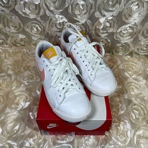Nike White Blazer Low LE Sneakers